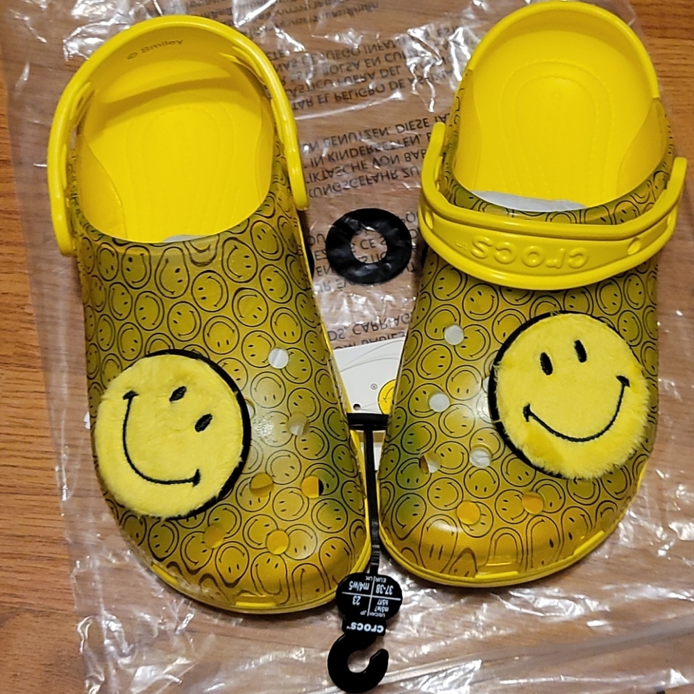 W7 Crocs